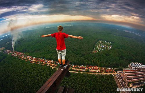 俄罗斯少年高空摄影享受快感 居高临下一览众