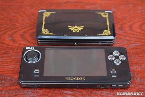 SNK全新掌机Neo Geo X Gold游戏机套装