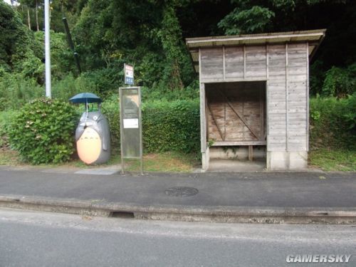 三次元龙猫车站 大肚子萌物伴你候车