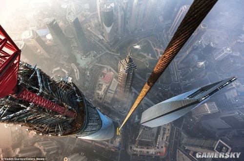俄罗斯男子徒手偷爬中国最高楼上海中心大厦 