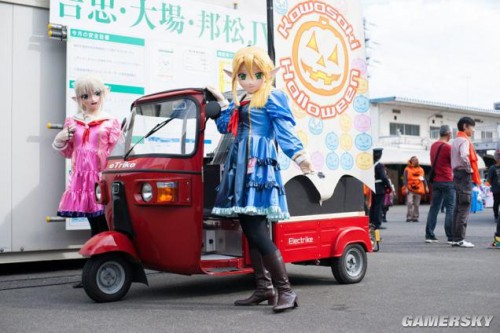 日本万圣节游行cos精选萝莉遭怪叔叔摸胸