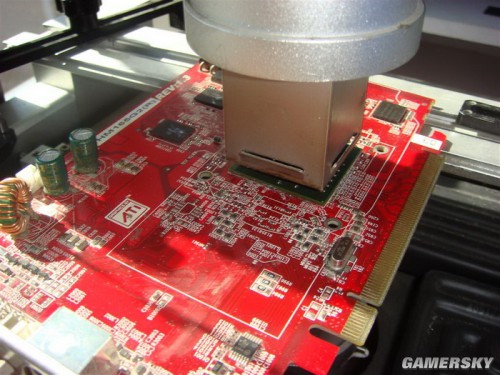 GPU怎么焊在显卡上的?X1650芯片级维修全过