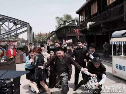 LOL WE战队参加综艺节目现场照曝光 微笑化身