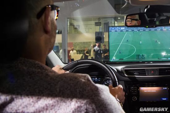 索尼和日产 科乐美合作将汽车suv改造成ps4 用来玩 实况足球2015 游民星空