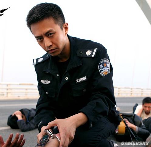 在《烈日灼心》中,邓超饰演警察辛小丰,一场在臭水沟里追捕逃犯的戏