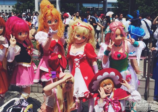 C90首日场报:奇葩COS源源不断 兄贵皮卡丘妖娆辣眼