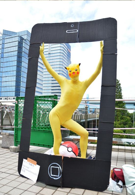 C90首日场报:奇葩COS源源不断 兄贵皮卡丘妖娆辣眼