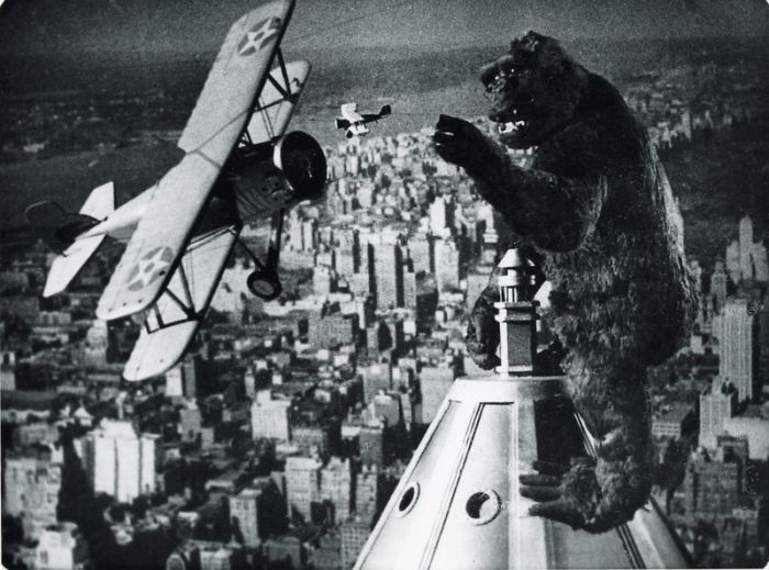 初代《金刚》中最经典的镜头——在帝国大厦顶端与战斗机交战的金刚