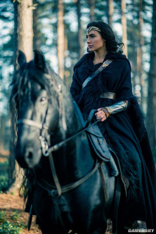 齊新型號PS4主機登岸噴鼻港 賣價公開