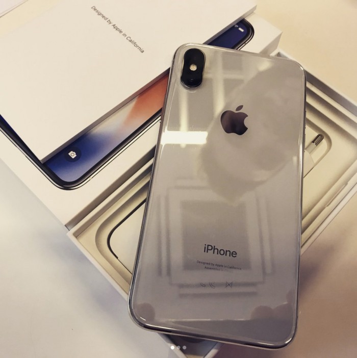 全球首批iphone x银色版开箱 屏幕深邃效果震撼