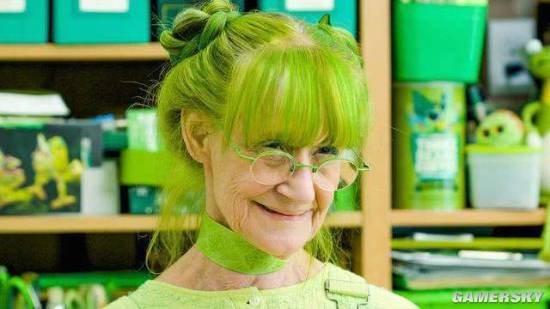 美国一女子十分酷爱绿色,无论是头发眼镜还是生活用品,都是绿色的.