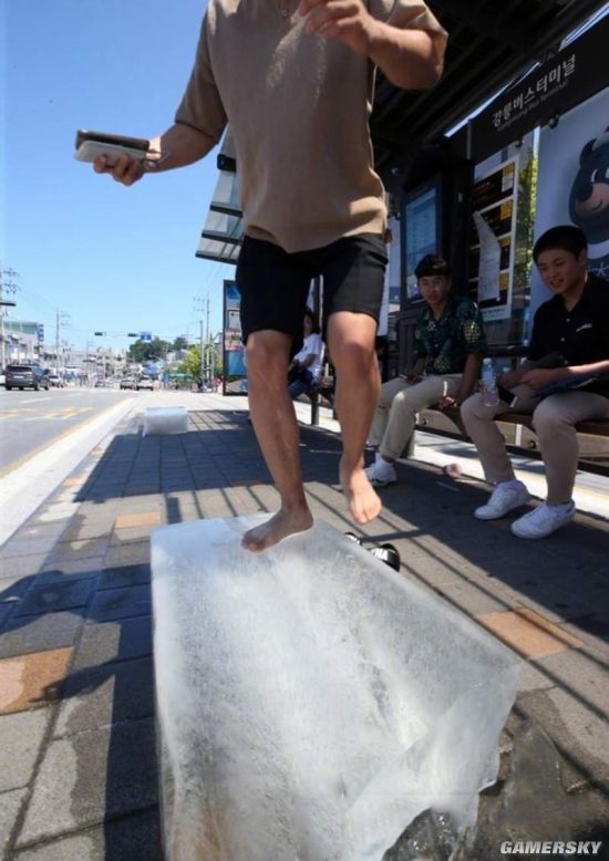 旧社会皇家级待遇韩国政府街头放冰块供市民解暑