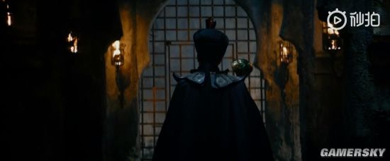 《美人魚》曝“五洲震驚版”海報 巨型魚尾翻江倒海 周星馳工做照同時暴光