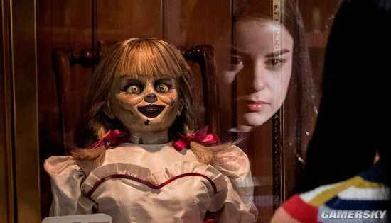 恐怖片《安娜贝尔3:回家》吓人海报 鬼娃娃睡在萝莉身后