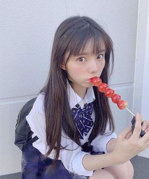 日本女高中生钟情草莓糖葫芦新的看美女方式get