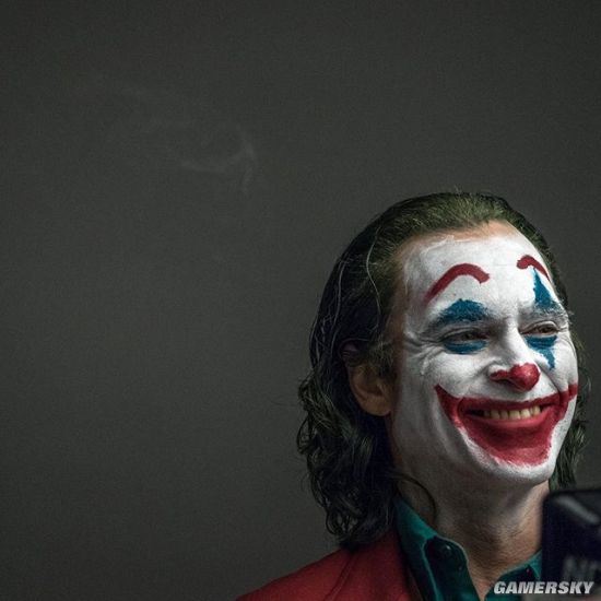 《小丑》上映一周年导演发布新幕后照 杰昆菲尼克斯含泪大笑