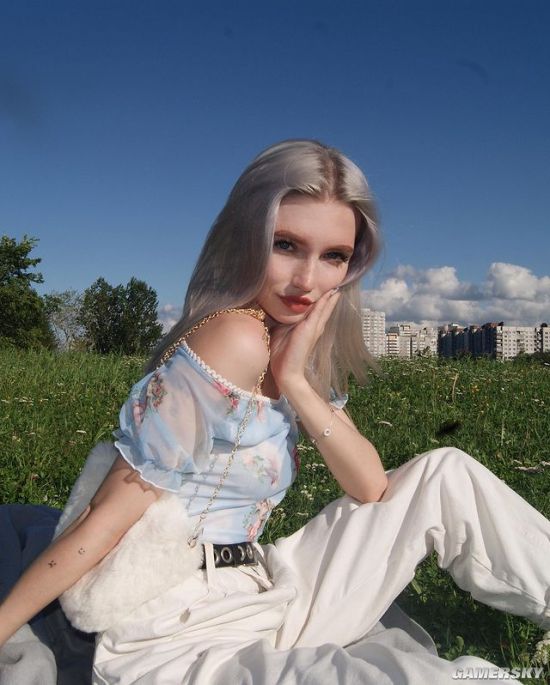 魅惑颜值的银发正妹 身材超辣的俄罗斯网红模特