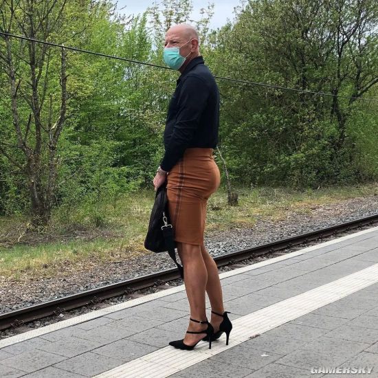 61岁美国光头大叔换上裙子和高跟鞋 突破性别限制的直男