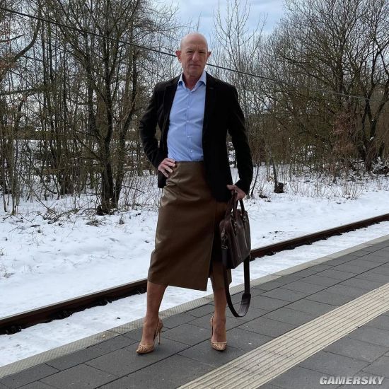 61岁美国光头大叔换上裙子和高跟鞋突破性别限制的直男
