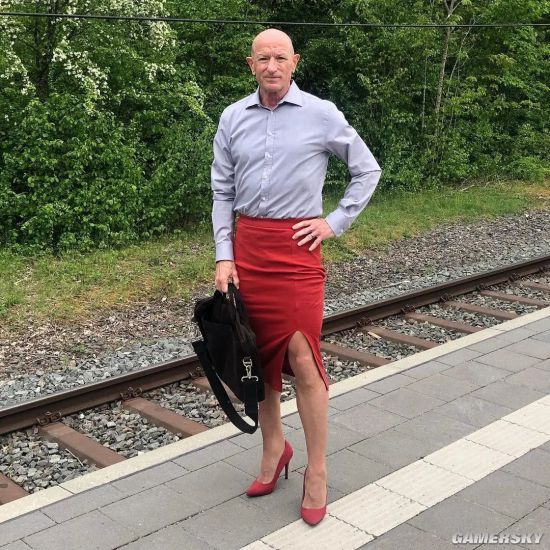 61岁美国光头大叔换上裙子和高跟鞋突破性别限制的直男