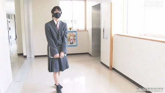日本有高校男生穿裙子上学 网友建议：注意腿毛？