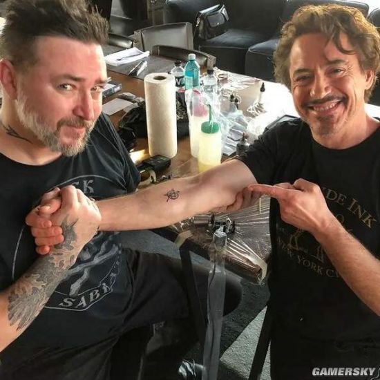 荷兰弟在脚底纹蜘蛛 好莱坞演员流行电影纪念纹身