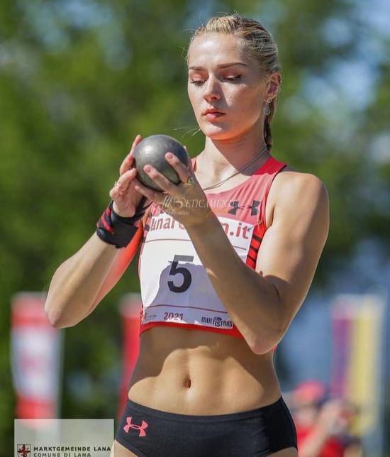 加拿大美女运动员走红强悍体能腹肌吸睛