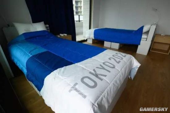 运动员暴力测试东京奥运会纸板床 需要9人才能跳塌