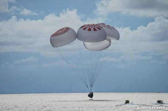 太空遨游三天 SpaceX首个全平民机组成功返回地球