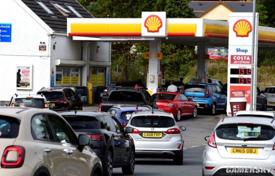 英国加油站缺油严重 20辆汽车尾随一罐车：结果发现拉的是水泥