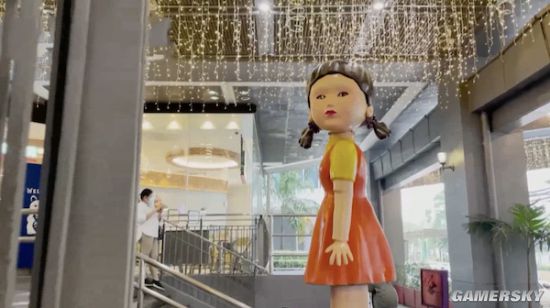 鱿鱼游戏巨型娃娃惊现菲律宾与游客玩123木头人