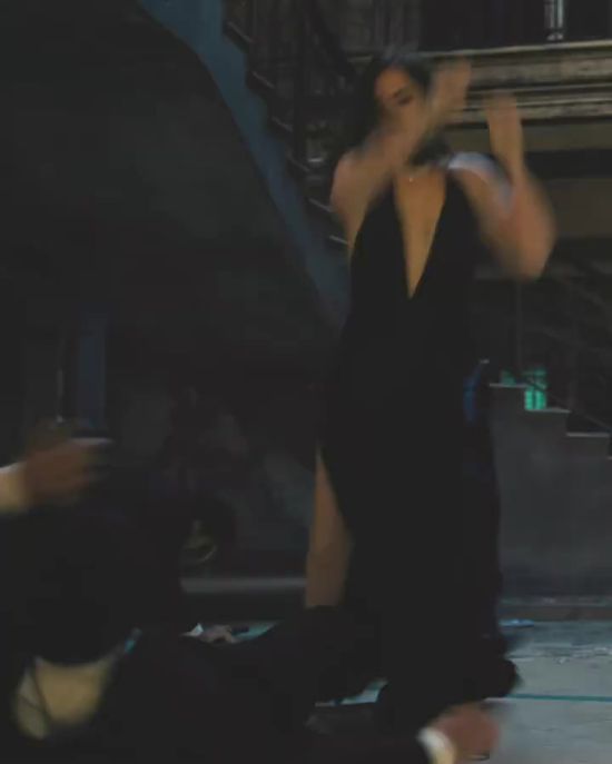 在《007》最新电影中,安娜饰演女特工帕洛玛,身手矫健的新任邦女郎
