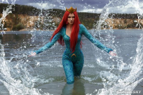 cosplay图赏俄妹cos海后湄拉身穿战衣戏水的红发女王