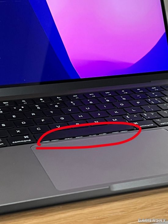 百万粉大V吐槽新MacBook Pro品控差：空格键漏8个光源