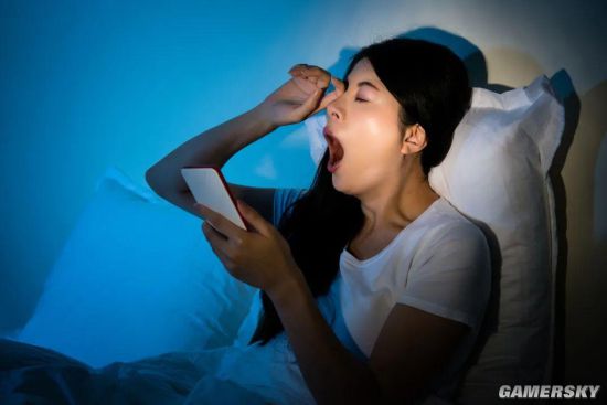 专家：睡前长时间玩手机可能会增加患抑郁症几率