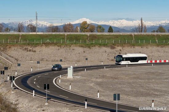 Stellantis启用无线充电公路 车辆可边行驶边充电
