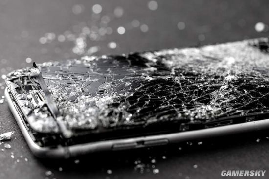 外媒测试iPhone SE有多抗摔 屏幕碎了还能用