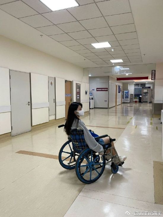 四川疑被徒步搭子抛弃的失温女游客尚未脱离危险,律师:同伴若故意见死不救涉嫌犯罪 四川疑被徒步搭子抛弃的失温女游客尚未脱离危险,律师:同伴若故意见死不救涉嫌犯罪