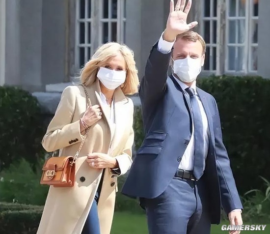 法国总统马克龙回应为何与老师结婚与大24岁妻子秀恩爱