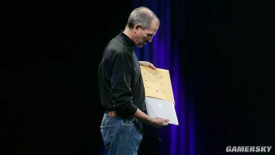 MacBookAir迎15岁生日 首次亮相由乔布斯从信封取出