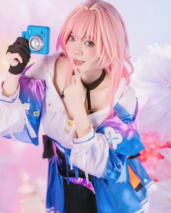 cosplay图赏:大马正妹cos《星铁》卡夫卡 内衣御姐成熟好身材