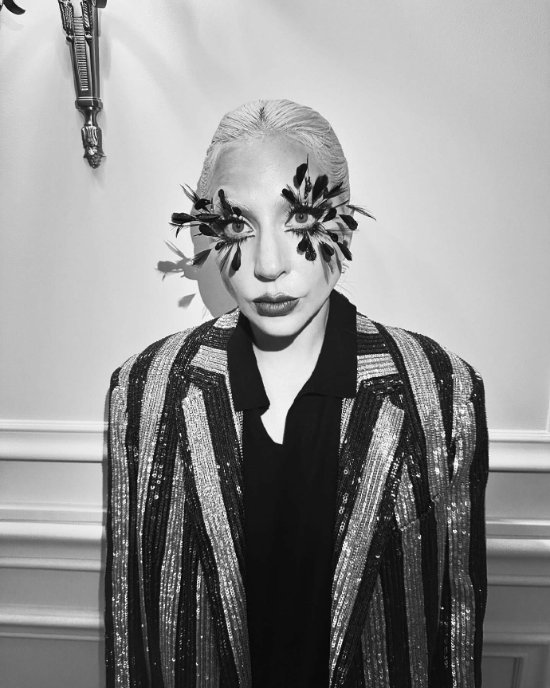 lady gaga巴黎奥运会幕后写真:黑白风格俏皮感十足