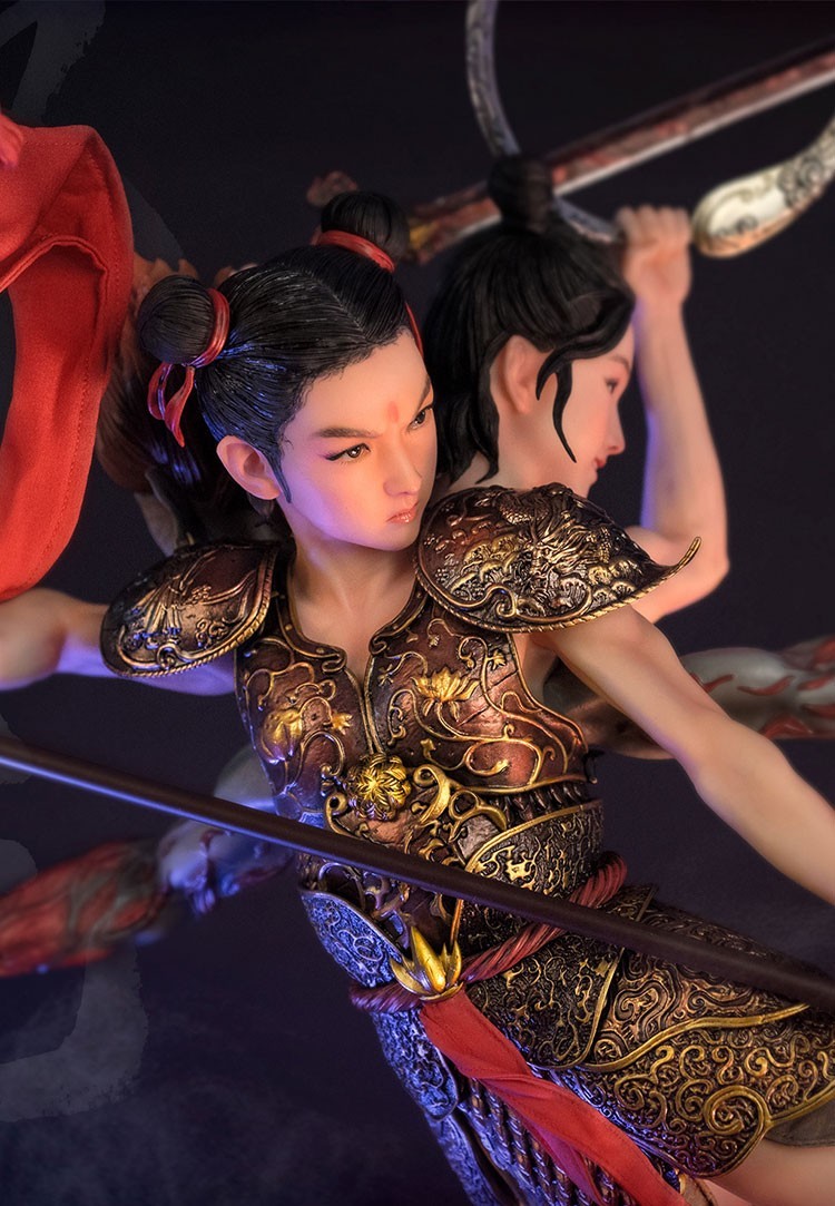 左肩甲为哪吒缠斗龙王三太子形象,右肩甲则为哪吒拜师于太乙真人门下