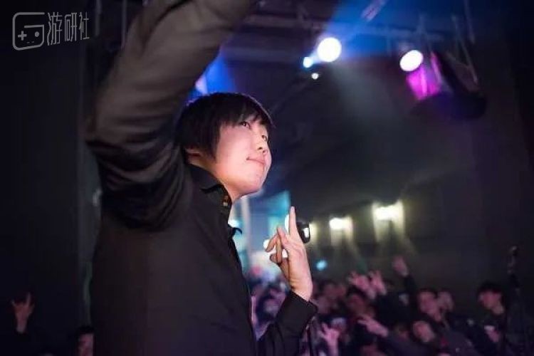 现场表演始终是以楪祈作为形象,chelly真人参加动捕的形式完成