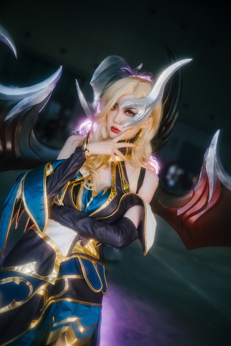 英雄联盟cospaly至尊魔女莫甘娜