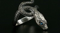 《黑魂》银蛇戒指、葱哥耳坠开卖 纯银和白蜡打造