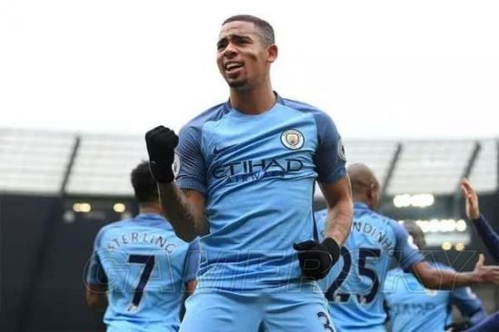 《FIFA18》脚后跟向前磕球操作教学 脚后跟向前磕球怎么做