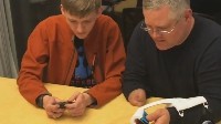 美高中生为断臂父亲特制Switch手柄 单手就能操控