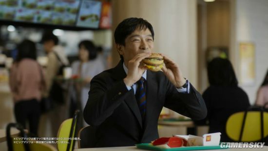 堺雅人主演麦当劳巨无霸广告：辛酸时刻嚼起汉堡