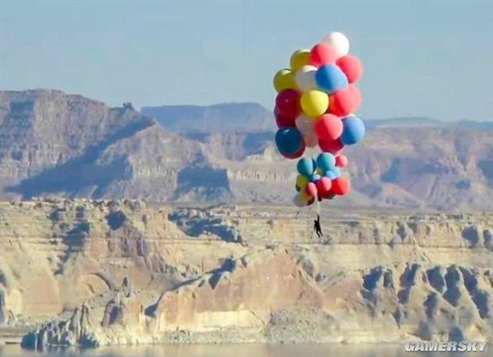 魔术师抓52个氦气球起飞 到7500米高空跳伞降落